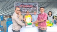 Kapolda Maluku Bantu 100 Karung Beras Untuk Pengungsi Desa Hunuth