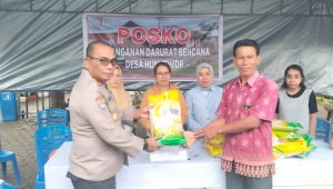 Kapolda Maluku Bantu 100 Karung Beras Untuk Pengungsi Desa Hunuth