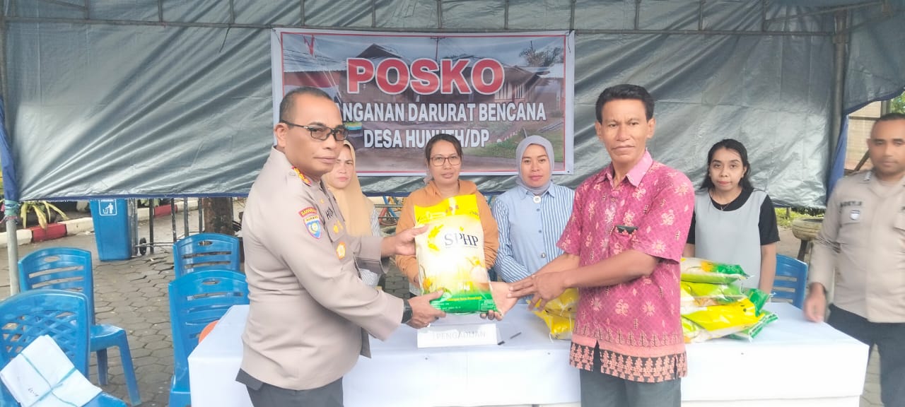 Kapolda Maluku Bantu 100 Karung Beras Untuk Pengungsi Desa Hunuth