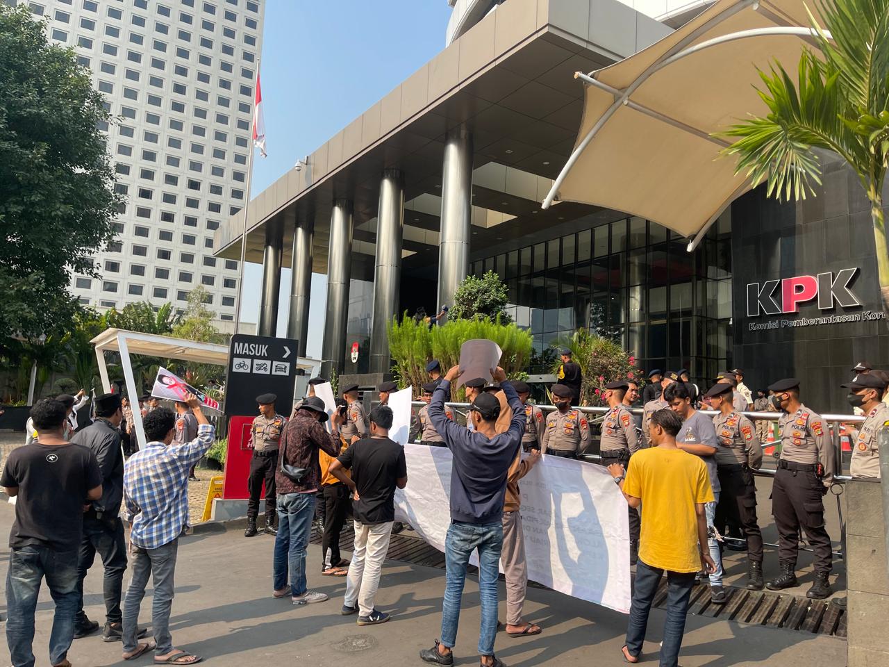 Mahasiswa Gedor KPK & Mabes Polri: Rico Alviano Harus Diperiksa, Jurnalis Harus Dilindungi