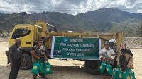 TP PKK Kabupaten Jayawijaya Berbagi Kasih dengan Korban Dampak Bencana Longsor di Sistrik Asotipo