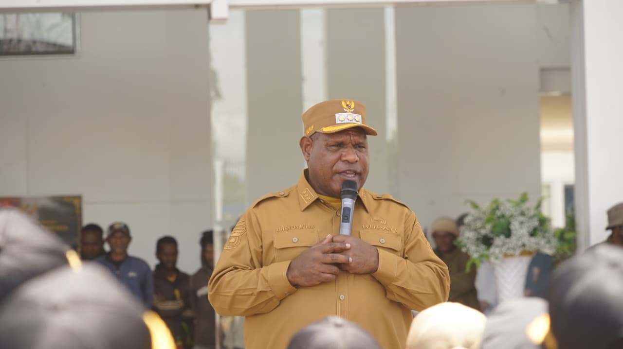 Bupati Jayawijaya Pimpin Apel Pagi Awal Tahun, Cek Kehadiran Kepala Kampung