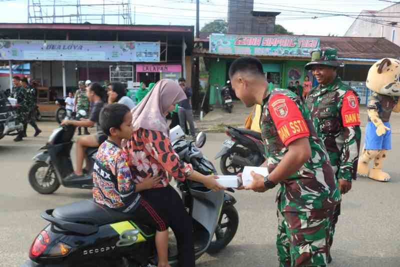 Ramadan Penuh Berkah, SIMADA Turun Gunung Bersama Satgas TMMD dan Persit Berbagi Takjil di Linggang Bigung