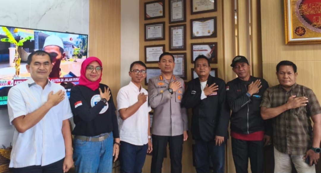 FWJ Indonesia Korwil Kota Tangerang Sambangi Kombes Pol Jauhari Diruang Kerjanya