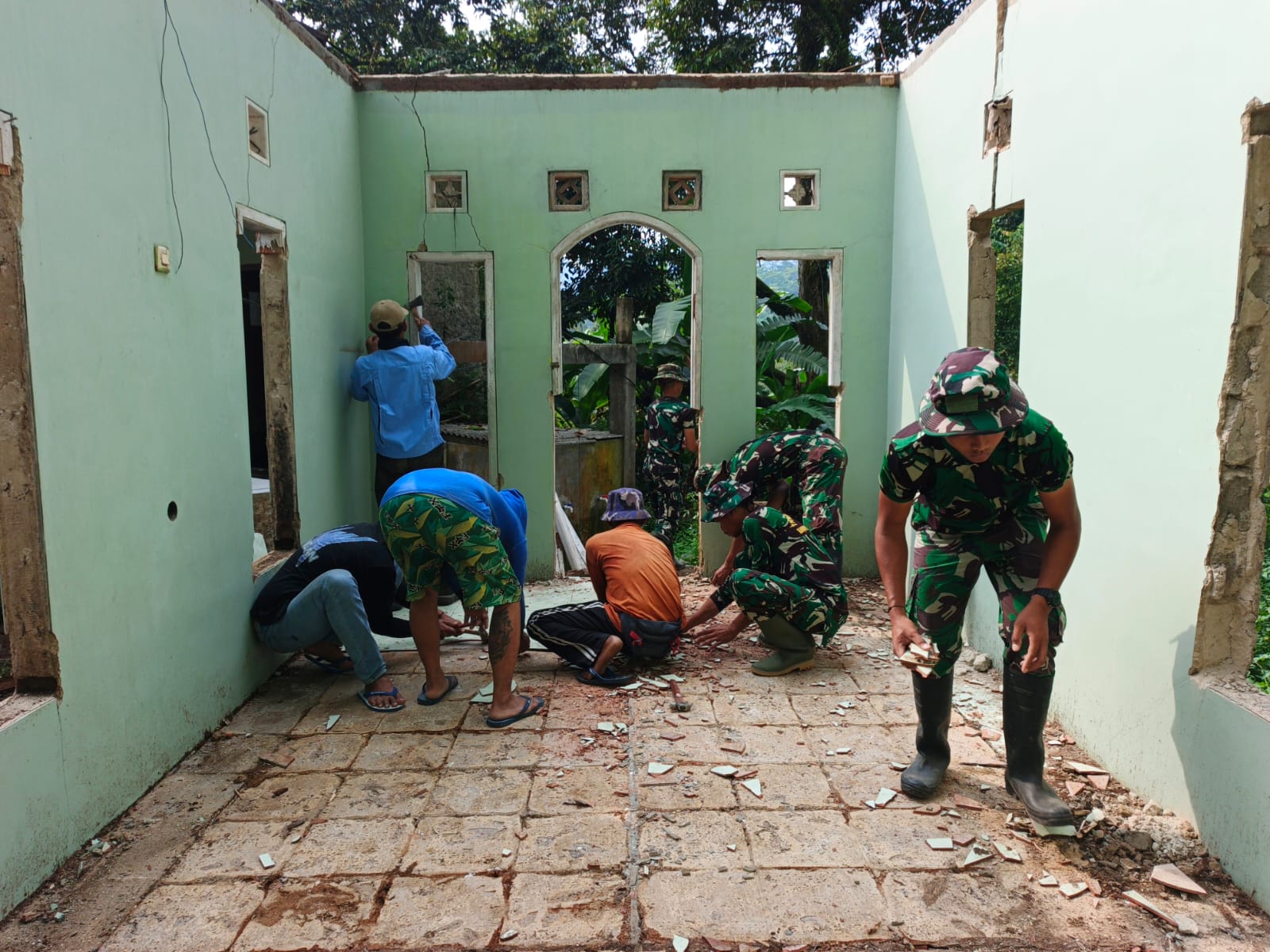 Satgas TMMD Pacu Pembangunan, Pedagang Warung Haru Dan Syukur