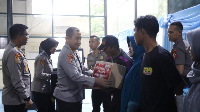 Sespimma Polri Angkatan 75 Bagi Sembako dan Santuni Anak Yatim di Polres Sumedang