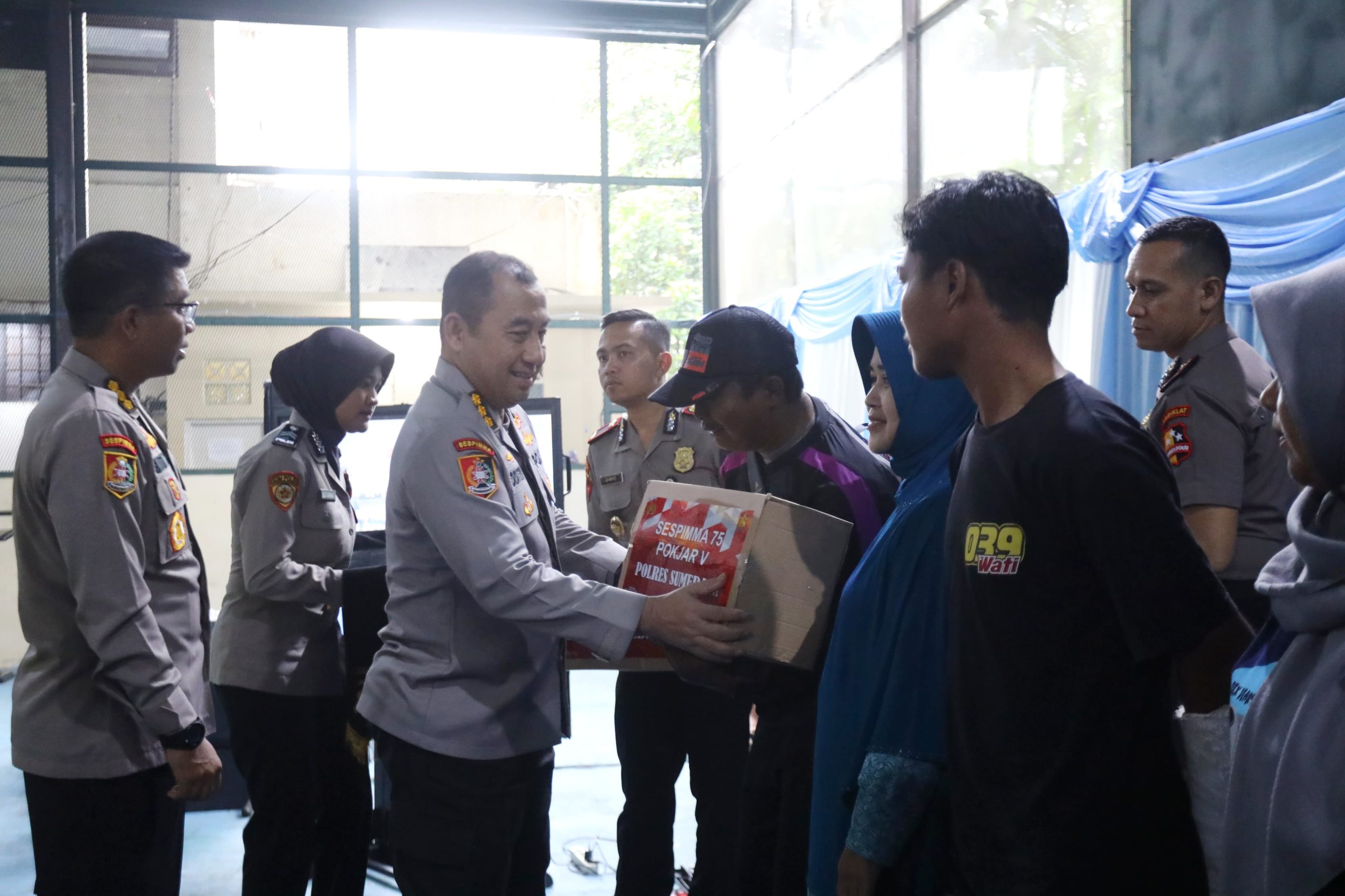 Sespimma Polri Angkatan 75 Bagi Sembako dan Santuni Anak Yatim di Polres Sumedang