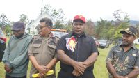 Bupati Jayawijaya Atenius Murip Serahkan Bantuan dan Ajak Masyarakat Bangun Perdamaian di Woma