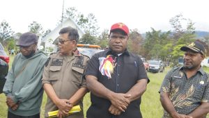 Bupati Jayawijaya Atenius Murip Serahkan Bantuan dan Ajak Masyarakat Bangun Perdamaian di Woma