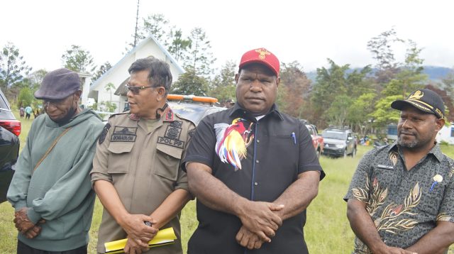 Bupati Jayawijaya Atenius Murip Serahkan Bantuan dan Ajak Masyarakat Bangun Perdamaian di Woma