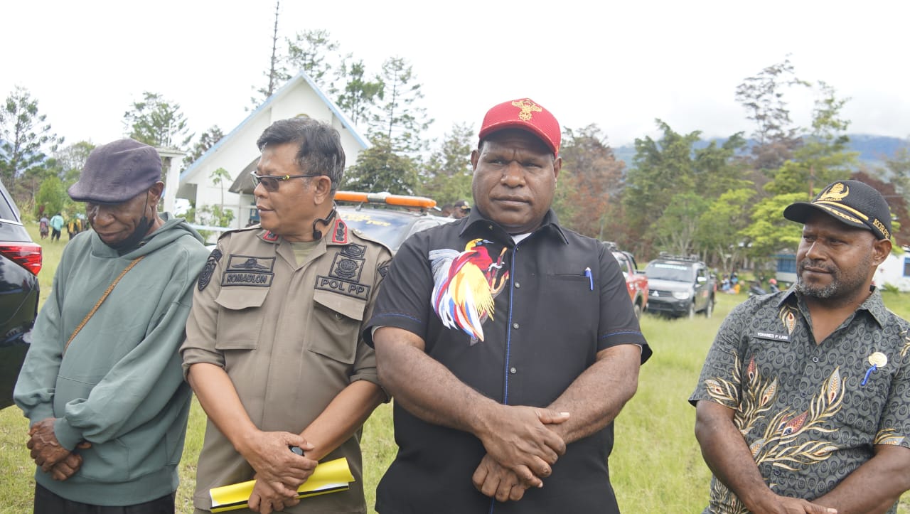Bupati Jayawijaya Atenius Murip Serahkan Bantuan dan Ajak Masyarakat Bangun Perdamaian di Woma