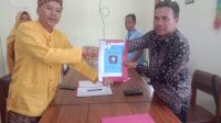 Elvanadi Serahkan Berkas Pencalonan Kepala Desa Air Merbau, Diiringi Adat Melayu Belitong