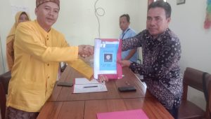 Elvanadi Serahkan Berkas Pencalonan Kepala Desa Air Merbau, Diiringi Adat Melayu Belitong
