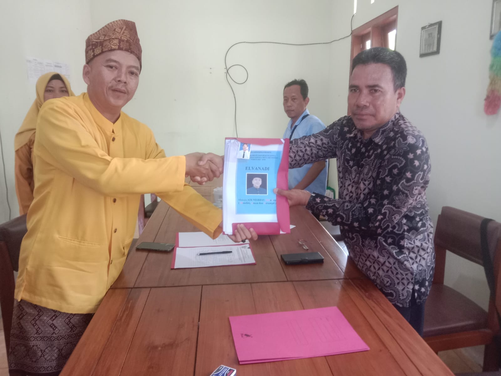 Elvanadi Serahkan Berkas Pencalonan Kepala Desa Air Merbau, Diiringi Adat Melayu Belitong