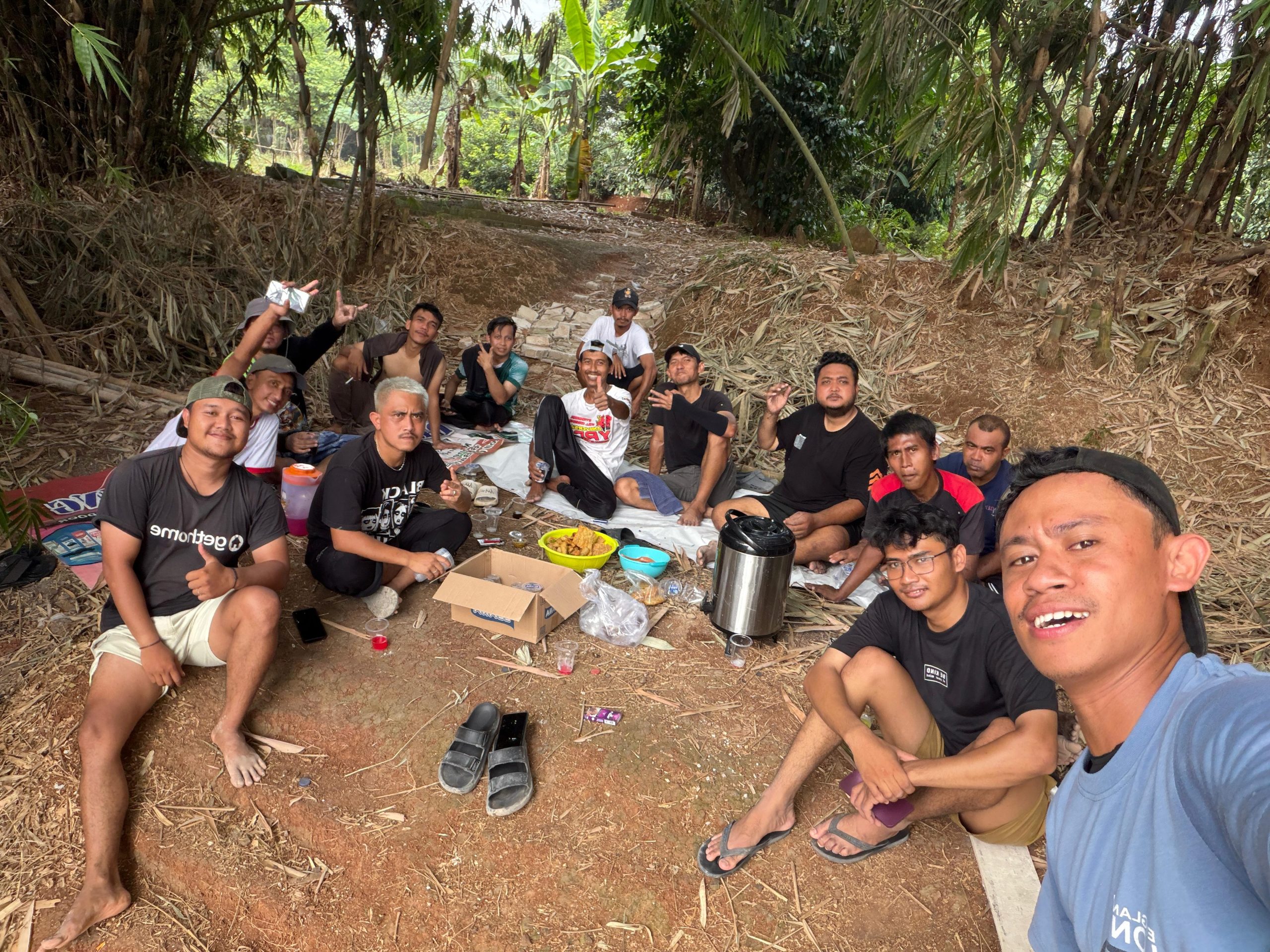 Warga Pesona Kahuripan 10 Blok E Gotong Royong Untuk Pembuatan Lapangan Badminton